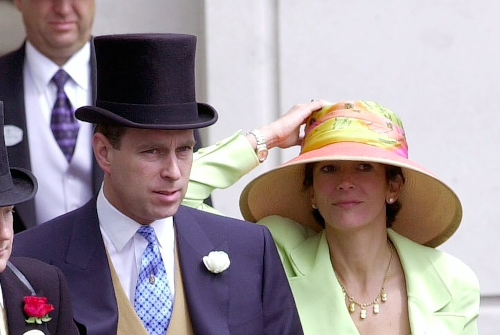 O Príncipe Andrew e a empresária Ghislaine Maxwell em prova de hipismo na Inglaterra em 22 de junho de 2000 — Foto: Getty Images