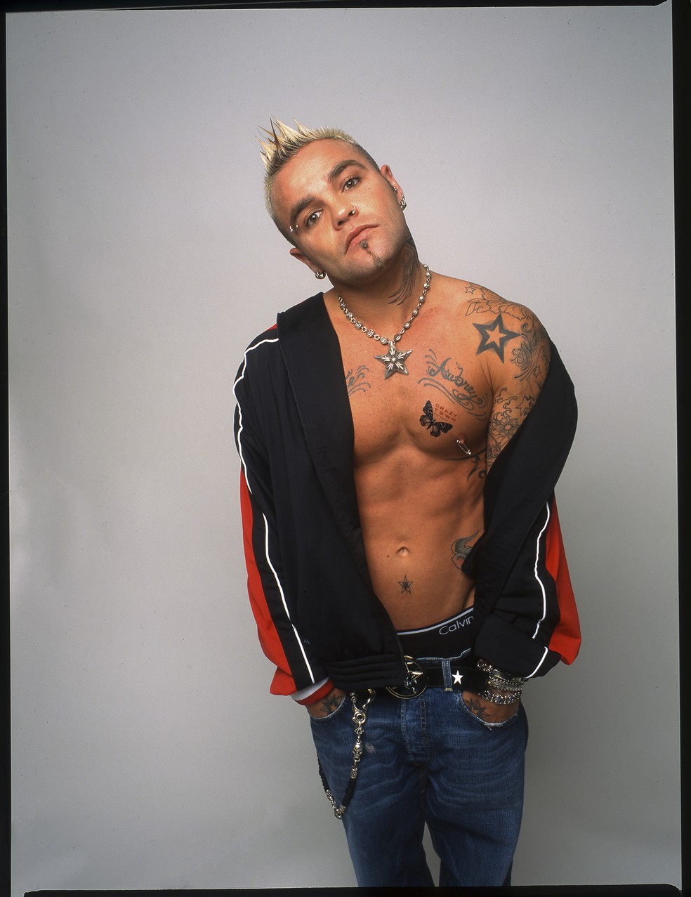 Dono de hit dos anos 2000 aparece irreconhecível ao ser preso por