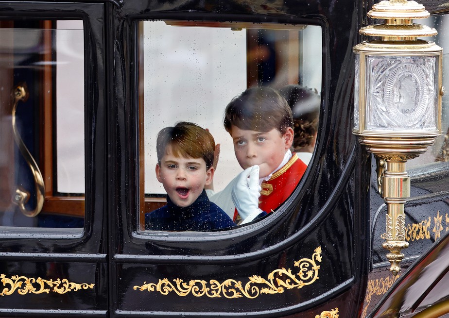 O Príncipe Louis e o Príncipe George durante evento que celebrou a coroação de Charles III
