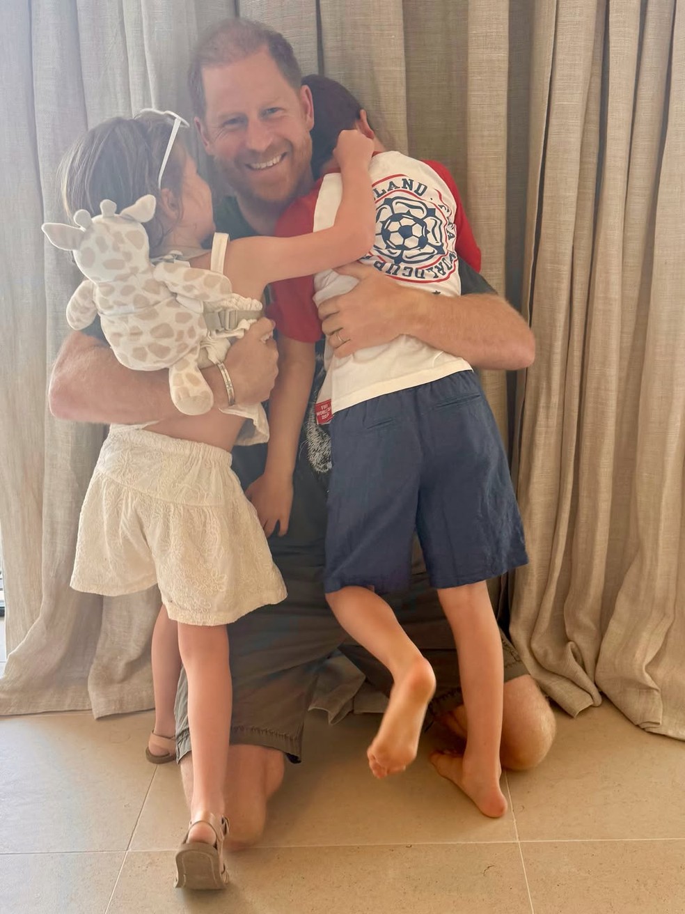 Harry com Archie e Lilibet — Foto: Reprodução/Instagram