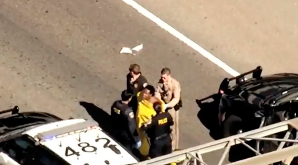 Polícia da Califórnia conseguiu desarmar e prender mulher que abriu fogo em ponte — Foto: reprodução