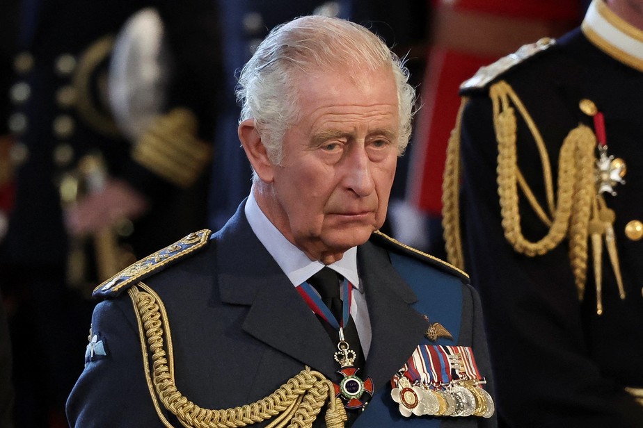 Rei Charles III caminha atrás do caixão durante a procissão cerimonial da rainha Elizabeth II no Westminster Hall em setembro de 2022