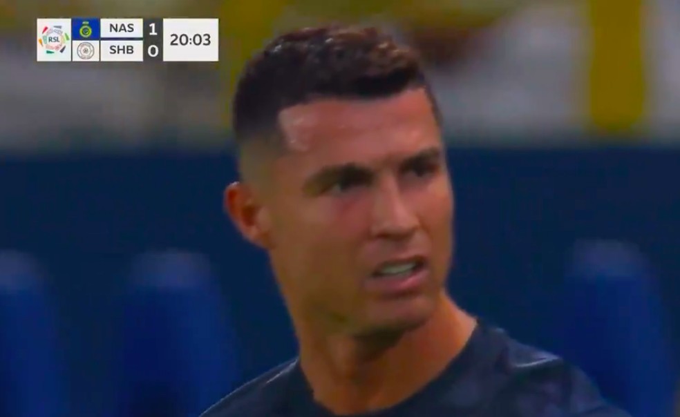 Cristiano Ronaldo irritado após seu gol ser anulado pelo VAR — Foto: Reprodução
