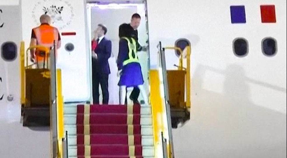 O flagrante do tapa dado por Brigitte Macron em Emmanuel Macron em 2025 — Foto: Reprodução