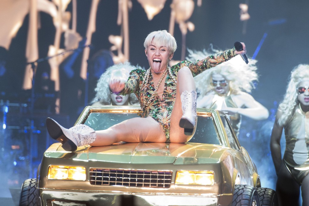 Miley Cyrus no primeiro show da turnê 'Bangerz' — Foto: Getty