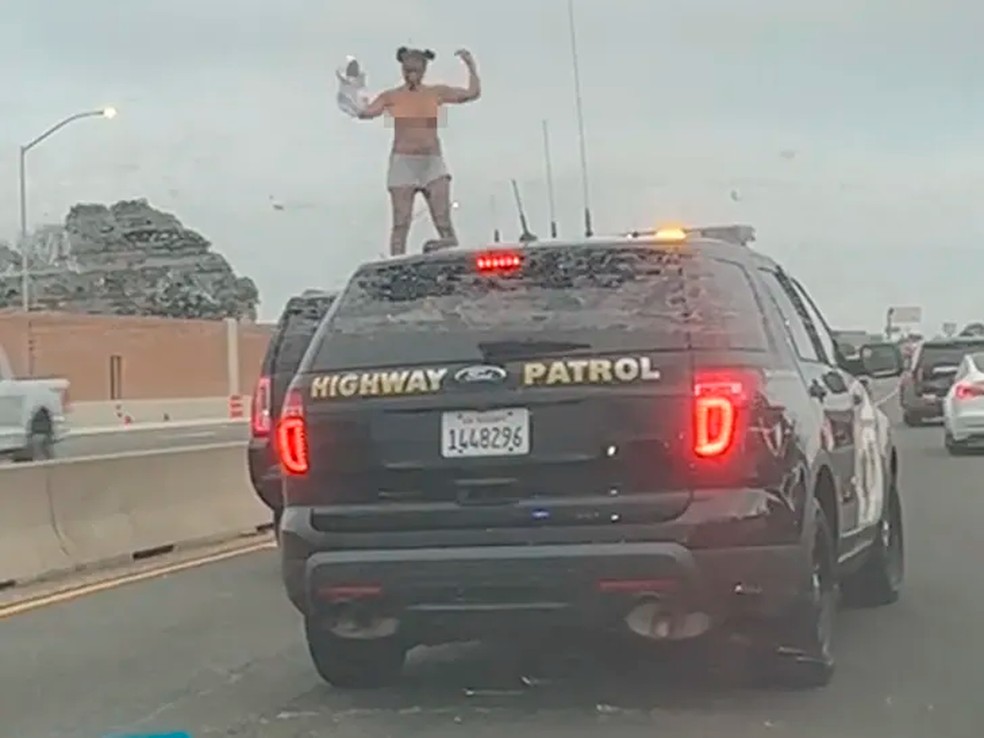 Mulher tira toda roupa durante perseguição policial em estrada nos EUA — Foto: reprodução