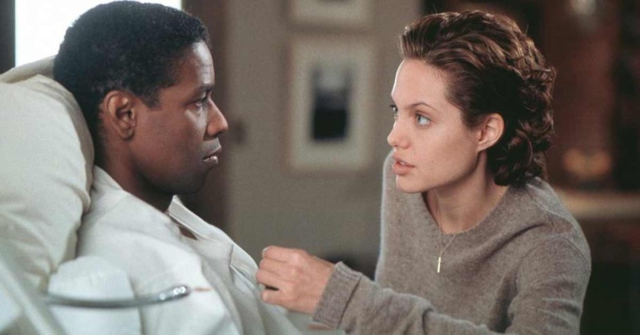 Denzel Washington e Angelina Jolie no filme O Colecionador de Ossos