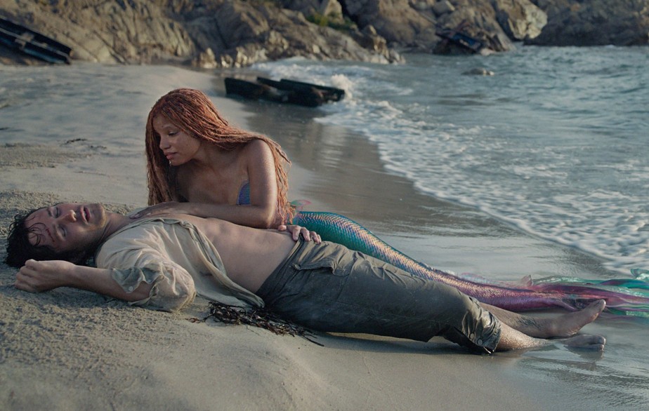 Jonah Hauer-King como o príncipe Eric e Halle Bailey como Ariel em 'A Pequena Sereia' (2023)