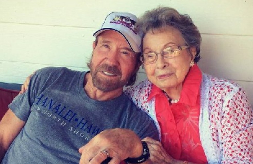 Chuck Norris e sua mãe, Wilma — Foto: Reprodução/Facebook