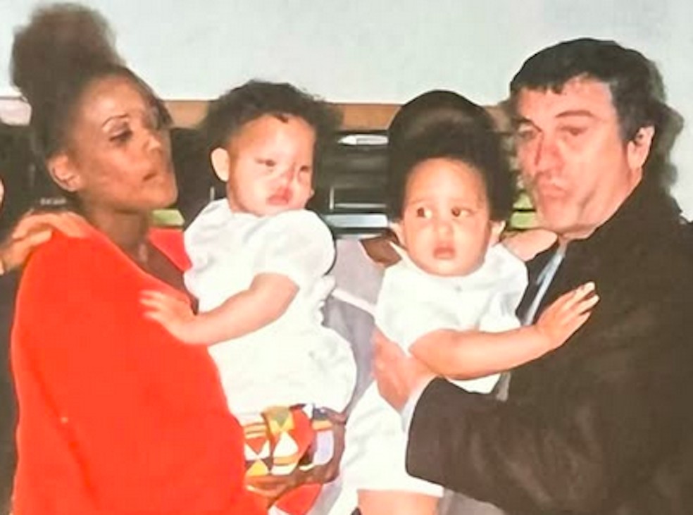 A atriz Airyn De Niro em foto de infância com o irmão gêmeo, Julian, e os pais, o ator Robert De Niro e a modelo Toukie Smith — Foto: Instagram