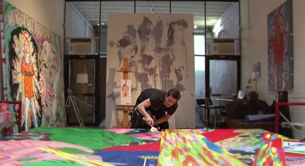 Jim Carrey em seu ateliê de pintura. — Foto: Reprodução