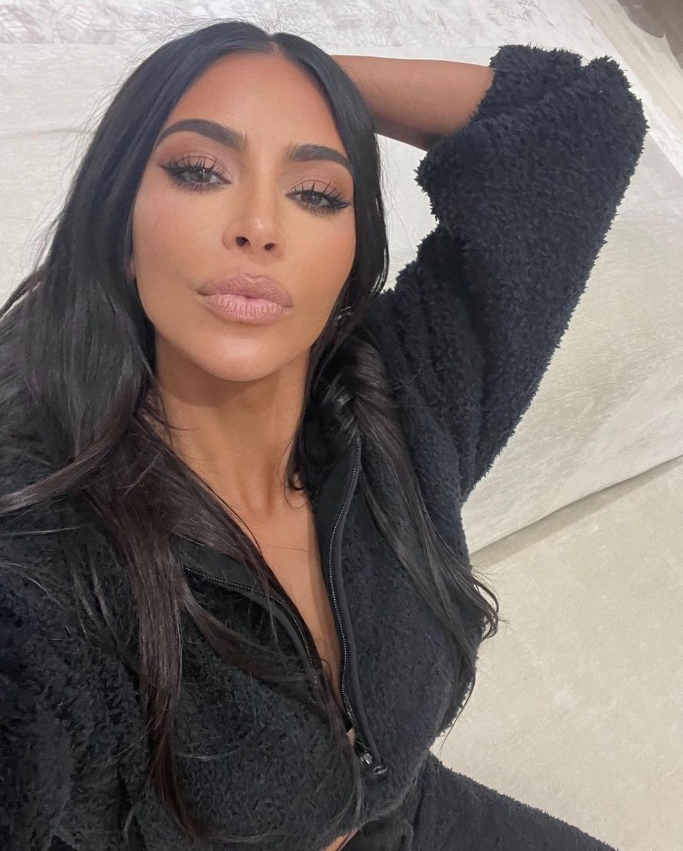Kim Kardashian é aclamada nas redes por compartilhar selfie sem filtros