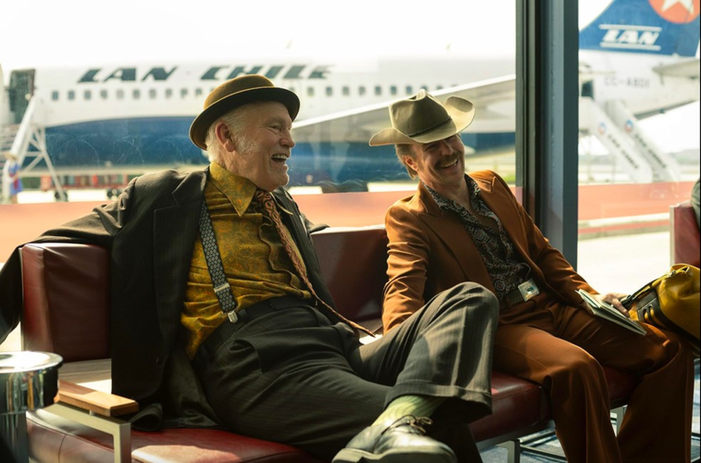 John Malkovich e Sam Rockwell em cena de Cavalo Selvagem Nove (2026) — Foto: Reprodução