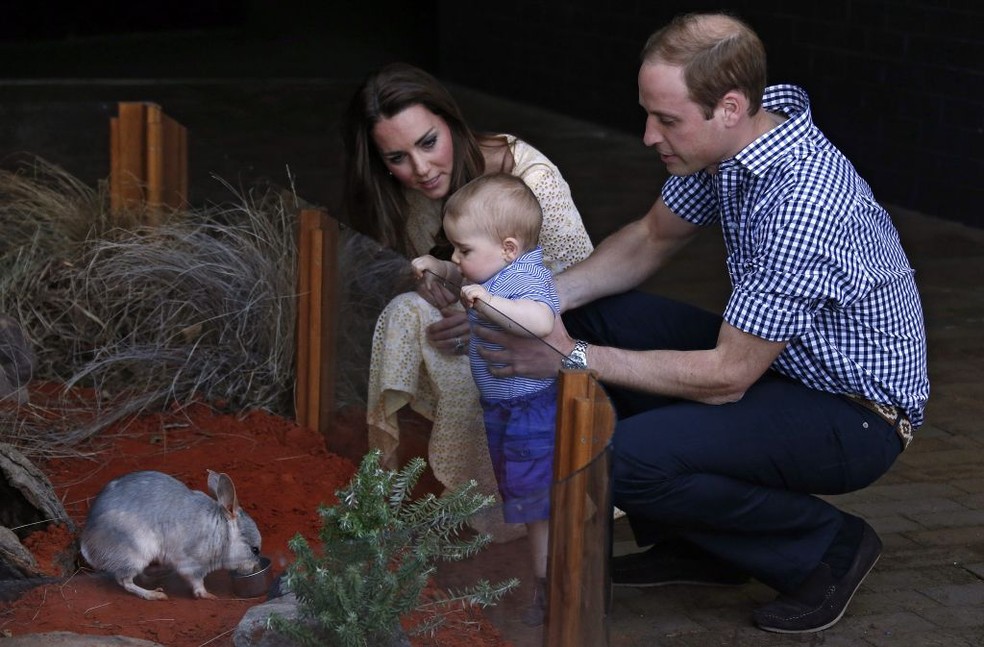 Kate Middleton e príncipe William segurando George em visita a zoológico da Austrália em 2014 — Foto: Getty Images