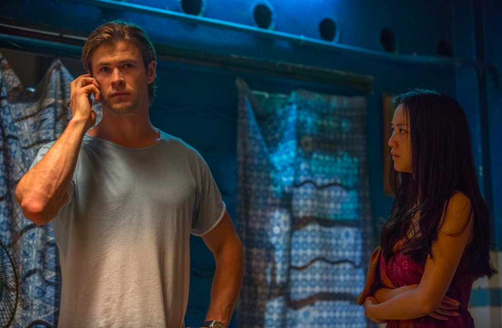 Chris Hemsworth e Tang Wei em cena de Hacker (2015) — Foto: Reprodução
