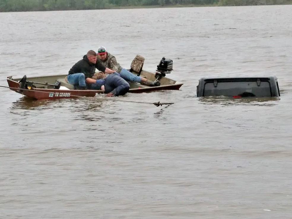 Mulher desaparecida há dois dias é resgatada viva de carro submerso em lago nos EUA — Foto: divulgação