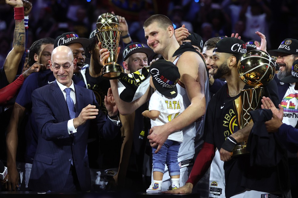 Vídeo com Jokic MVP das finais da NBA comprando cerveja sem ser