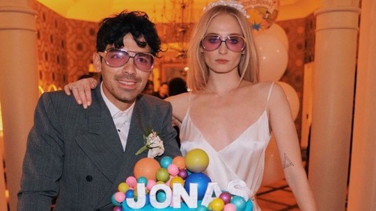 Joe Jonas está 'furioso' com a ex-esposa por suposto uso das filhas para manchar a imagem dele, diz site