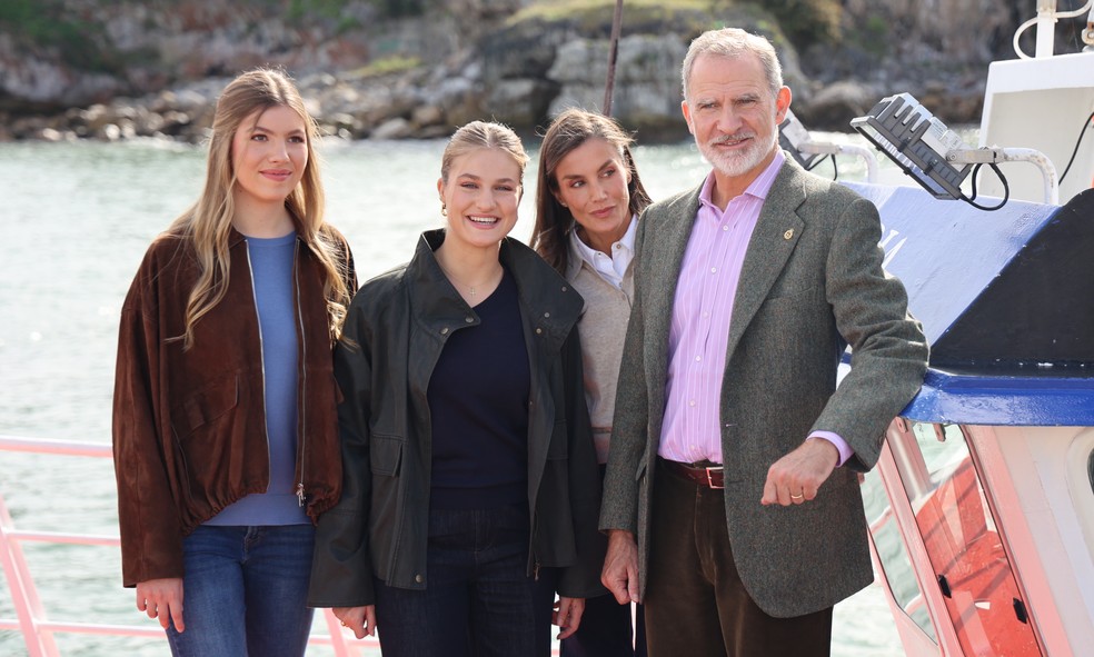 A família real espanholha: Infanta Sofía, Princesa Leonor, Rainha Letizia e Rei Felipe — Foto: Getty
