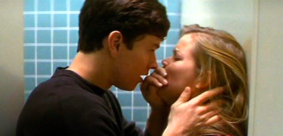 Reese Witherspoon e Mark Wahlberg em cena de Medo (1996) — Foto: Reprodução