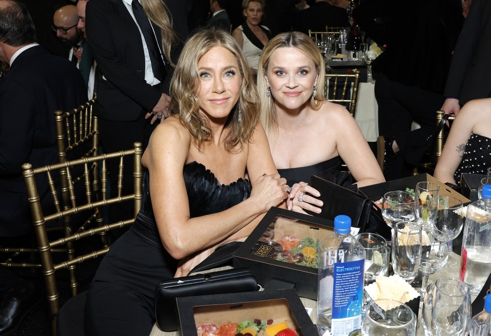 Jennifer Aniston e Reese Witherspoon, colega de 'The Morning Show', no Critics Choice Awards — Foto: getty