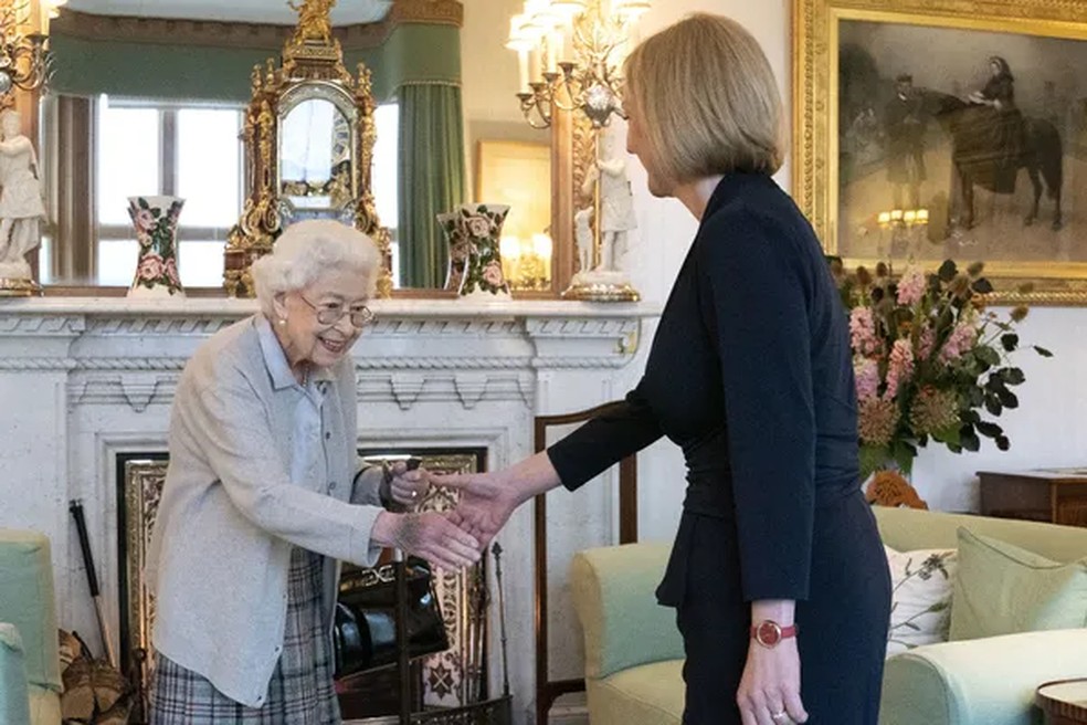 A Rainha Elizabeth II recebe a então primeira-ministra britânica Liz Truss — Foto: Getty