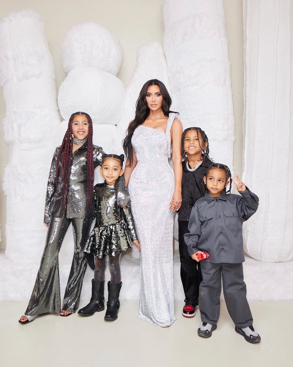 Kim Kardashian e seus quatro filhos: North, Saint, Chicago e Psalm — Foto: Reprodução/Instagram