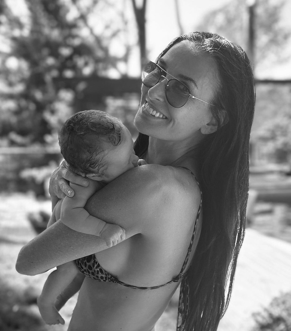 Demi Moore e a netinha, Louetta; a bebê é filha de Rumer Willis, filha mais velha da atriz com Bruce Willis — Foto: Reprodução/Instagram
