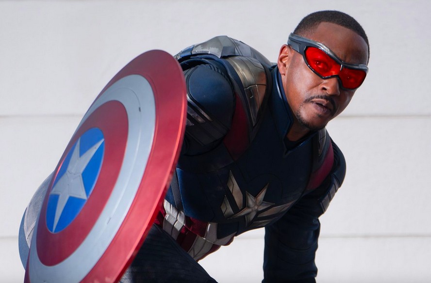 Novo Capitão América, Anthony Mackie esclarece crítica aos EUA