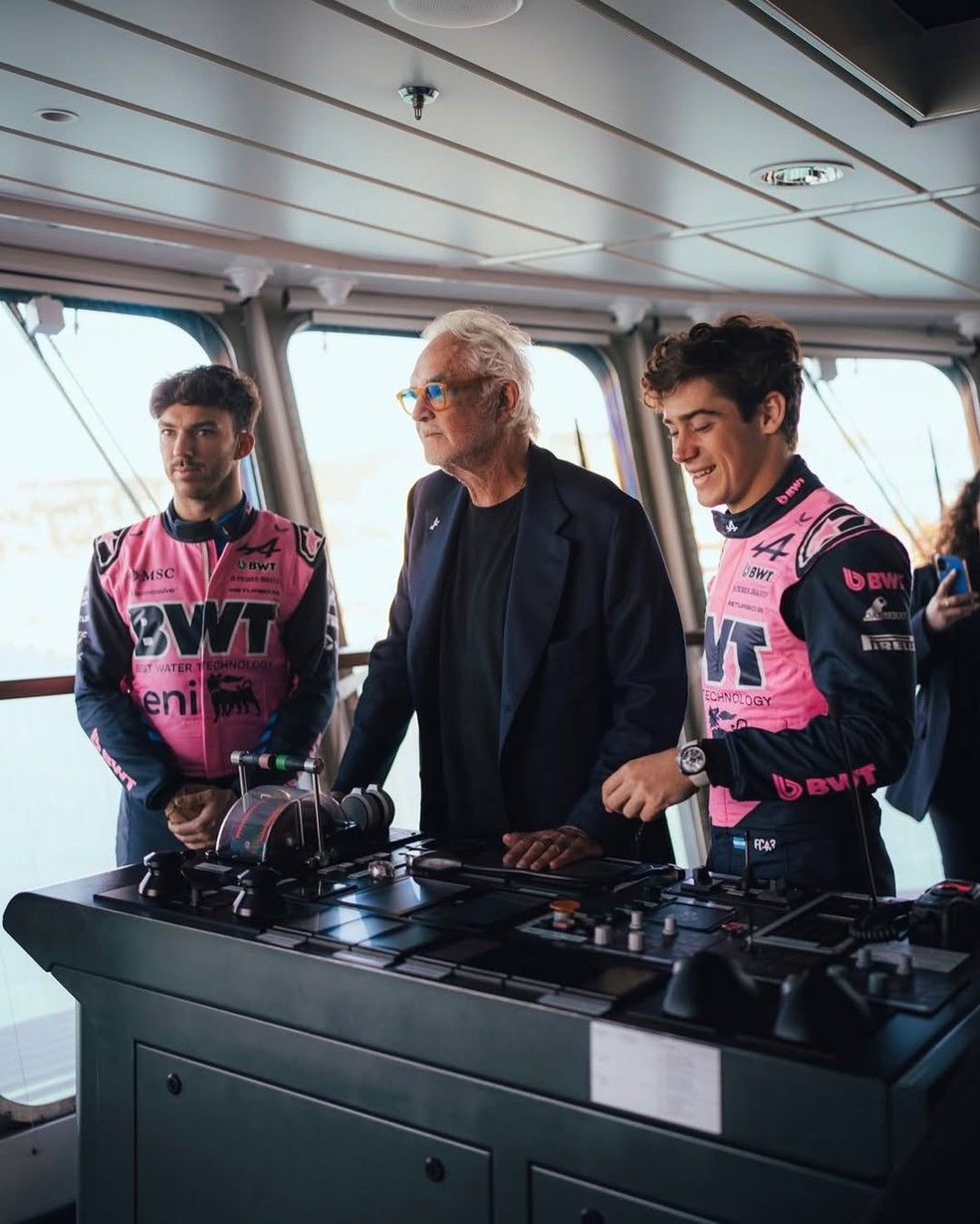 Flavio Briatore com os pilotos Pierre Gasly e Franco Colapinto — Foto: Reprodução/Instagram