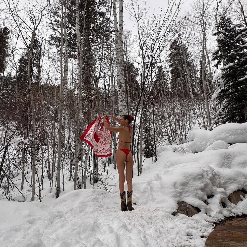 Bella Hadid em ensaio na neve — Foto: Reprodução/Instagram
