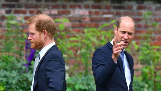 A mensagem cifrada do Príncipe Harry sobre sua relação 'inexistente' com William em comunicado oficial sobre o pai