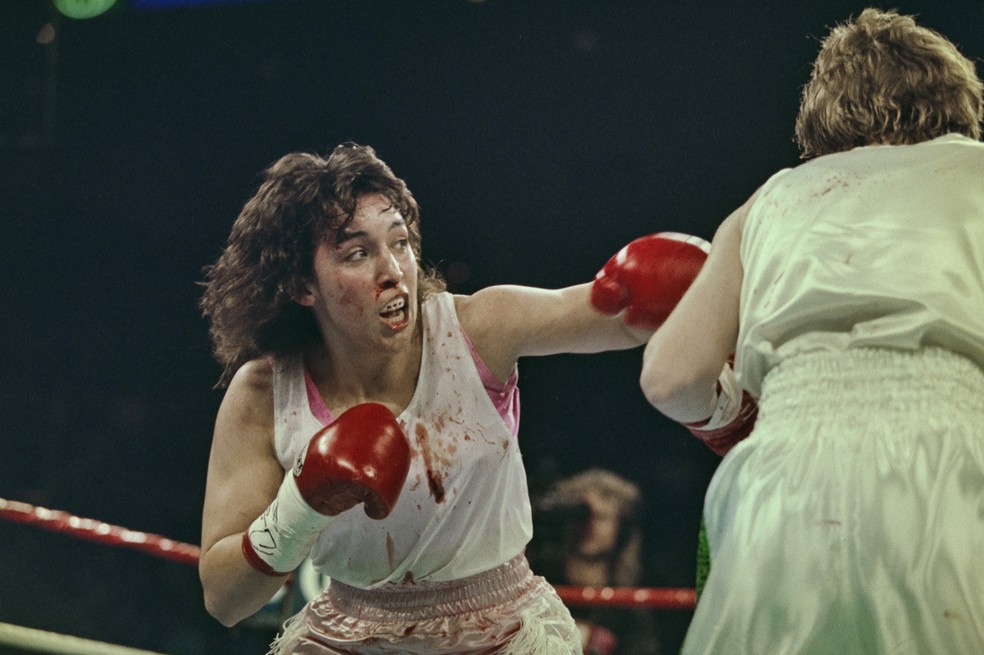 A boxeadora Christy Martin dando um soco na rival irlandesa Deirdre Gogarty em embate em 16 de março de 1996 — Foto: Getty Images