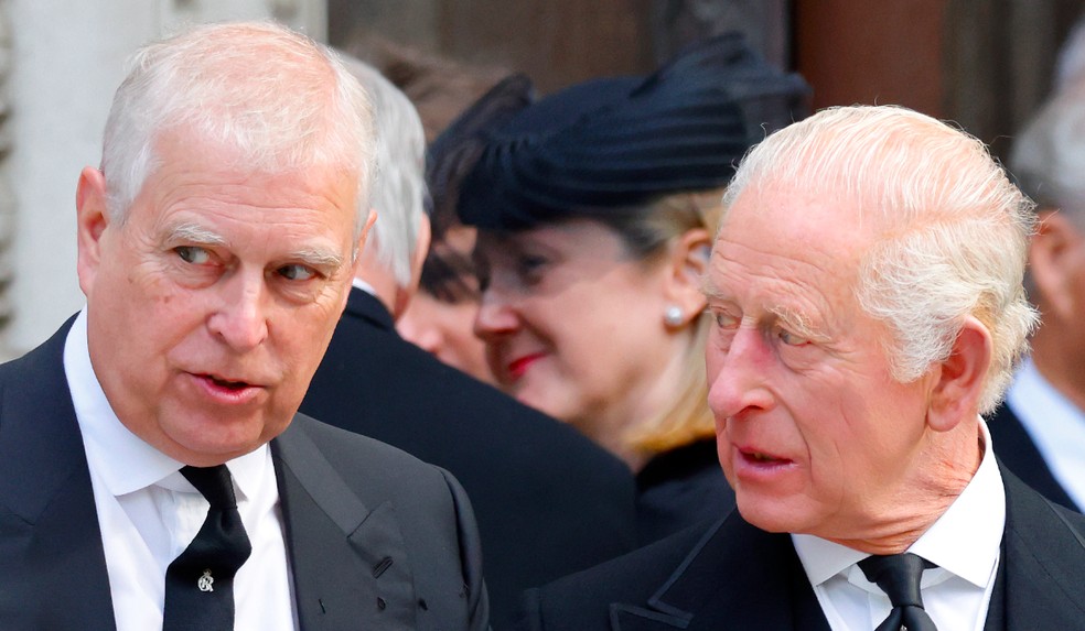 Rei Charles III e o agora ex-Príncipe Andrew em evento com a presença da Família Real Britânica — Foto: Getty Images