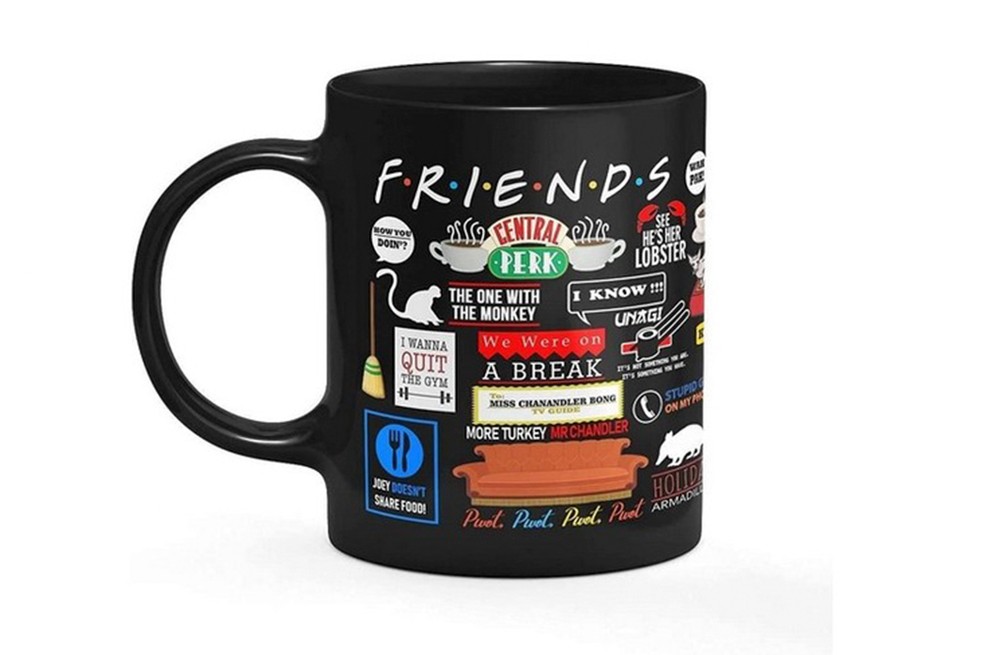 Caneca possui estampas de diversos objetos e nomes recorrentes na série "Friends" — Foto: Reprodução/Amazon