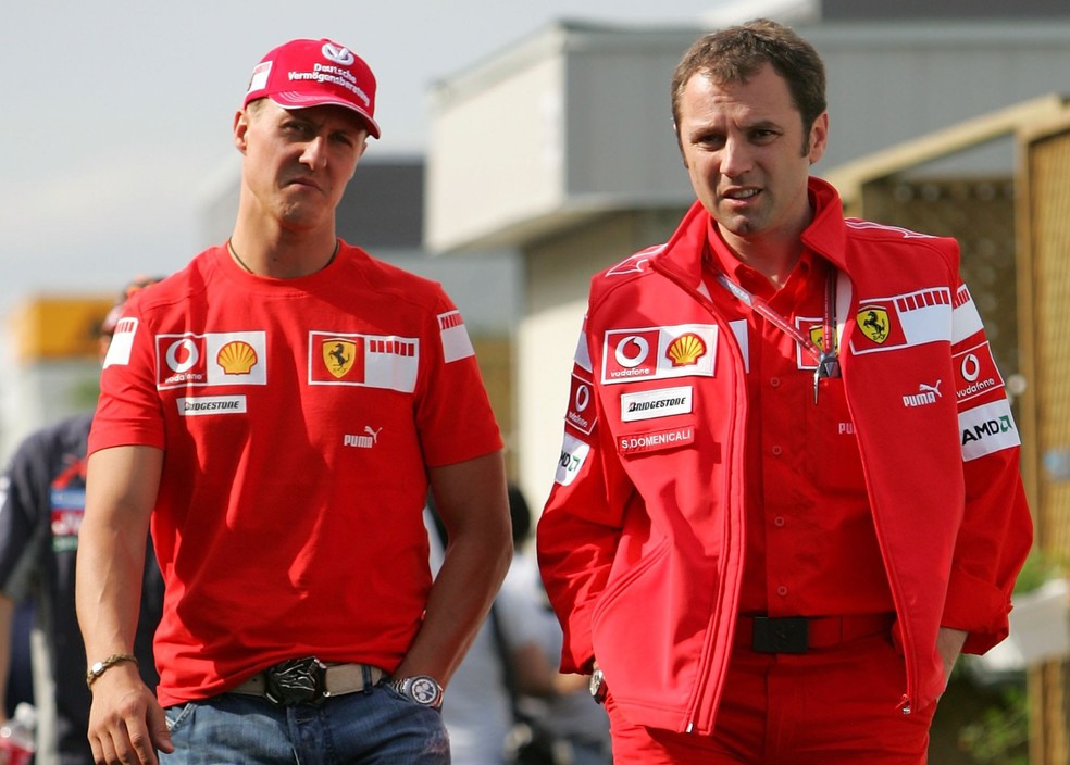 Michael Schumacher e Stefano Domenicali quando estavam juntos na Ferrari, em 2006 — Foto: Getty Images