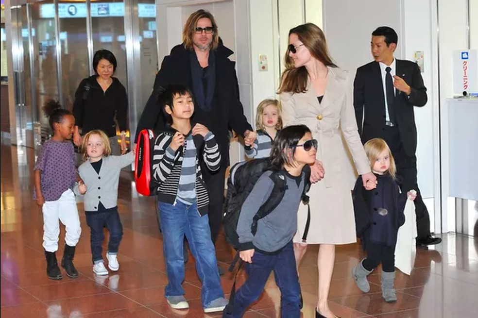 Brad Pitt e Angelina Jolie em foto antiga com os filhos — Foto: Getty Images
