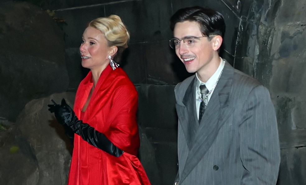 Gwyneth Paltrow e Timothée Chalamet nos bastidores de 'Marty Supreme' — Foto: Getty Images