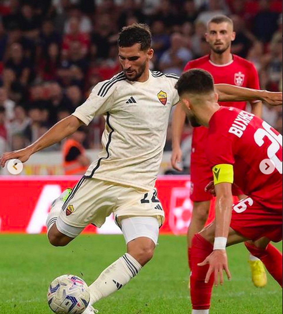 Houssem Aouar em ação pela Roma contra o Partizani Tirana — Foto: Instagram