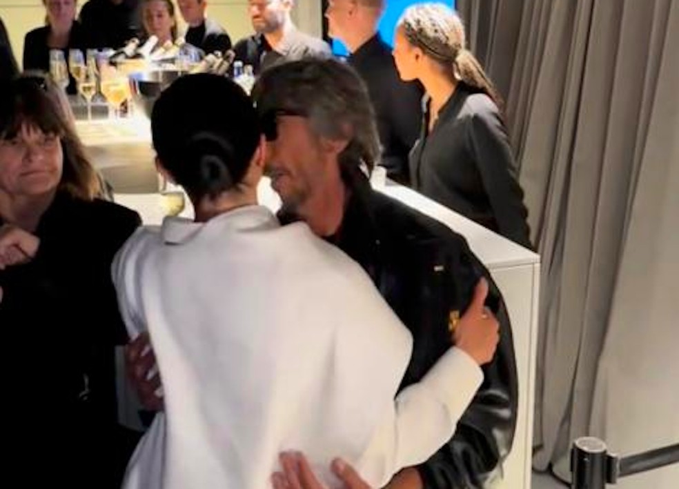 A interação da atriz e Duquesa Meghan Markle com o diretor criativo da grife Balenciaga, Pierpaolo Piccioli, em evento da Paris Fashion Week, em 4 de outubro de 2025 — Foto: TikTok