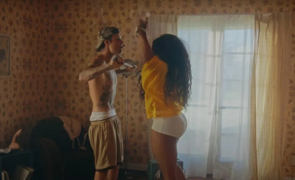Justin Bieber e SZA no clipe de 'Snooze' — Foto: Reprodução/YouTube