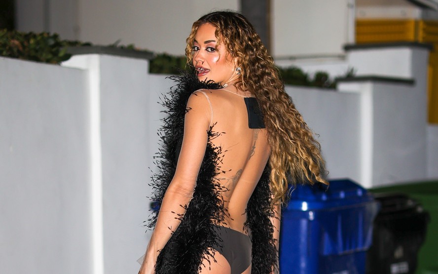 Rita Ora exibe seu look ousado para o evento em Los Angeles