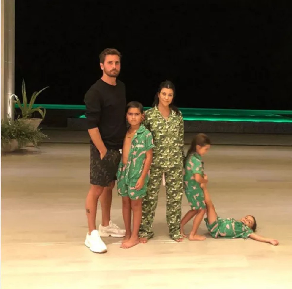Kourtney Kardashian e Scott Disick com os filhos em festa do pijama — Foto: Instagram