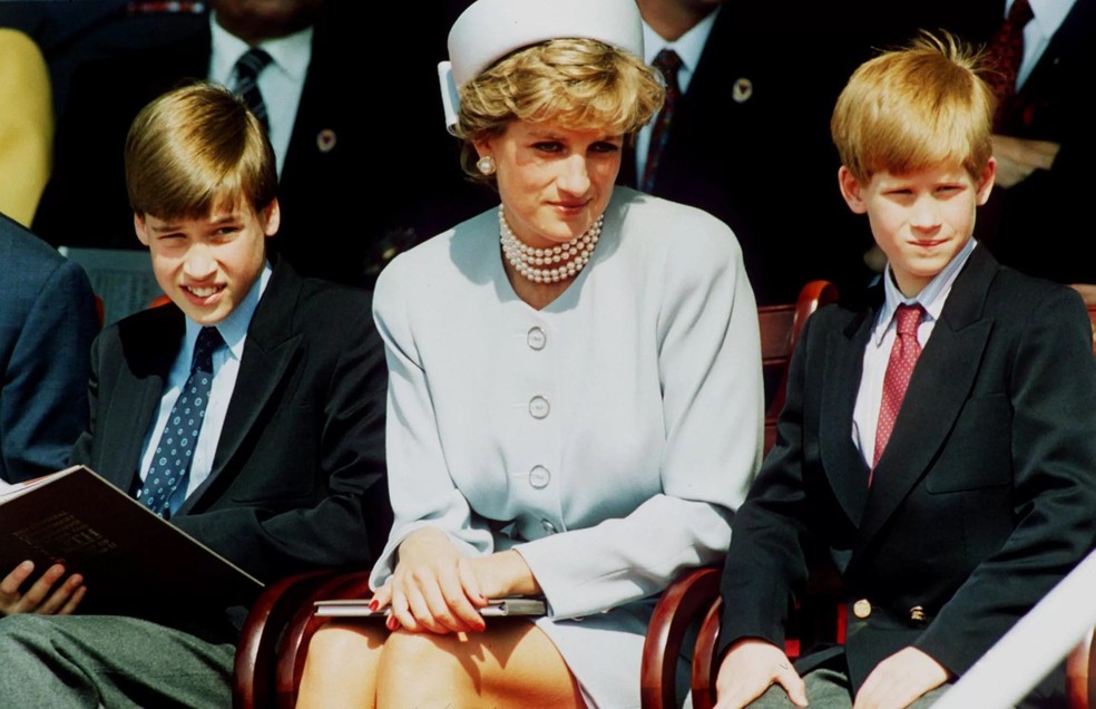A princesa Diana (1961-1997) entre os filhos, príncipe William e príncipe Harry, em um evento realizado em Londres em maio de 1995 — Foto: Getty Images