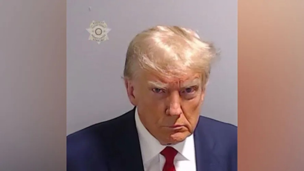 Donald Trump em seu 'retrato de réu', ou mugshot — Foto: reprodução