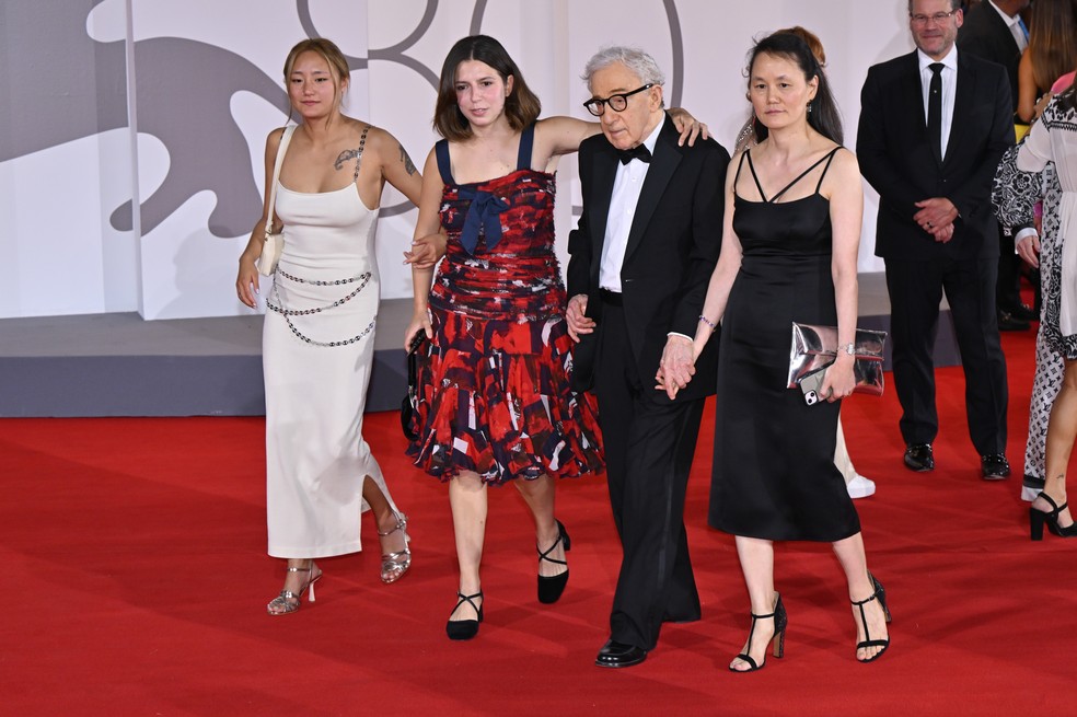 O diretor norte-americano Woody Allen e sua esposa, Soon-Yi Previn, com os filhos, Bechet Allen e Manzie Allen, comparecem ao tapete vermelho do filme 'Coup de Chance' apresentado fora de competição no 80º Festival de Cinema de Veneza — Foto: Getty Images