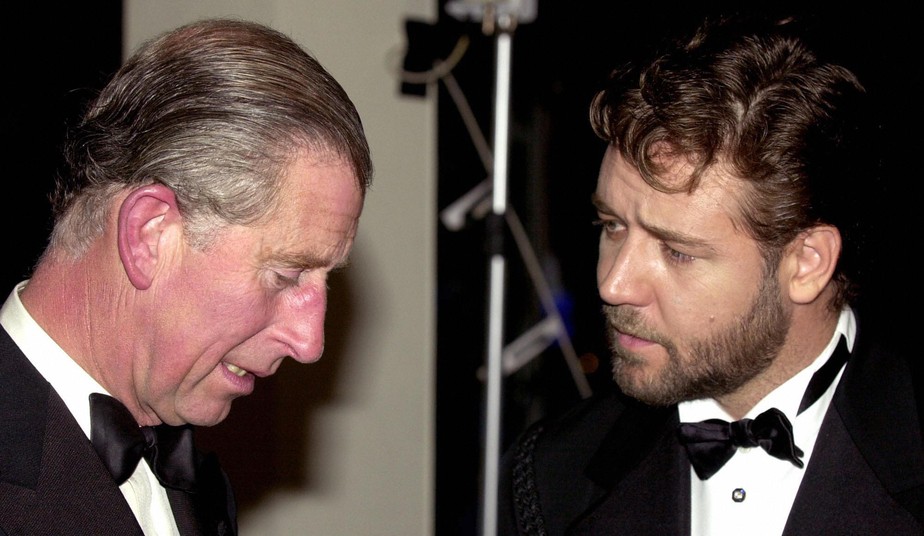O ator Russell Crowe com o Rei Charles III em 2003, quando o monarca ainda era um príncipe