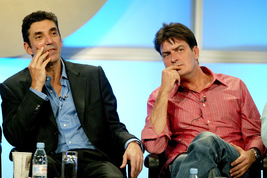 Chuck Lorre e Charlie Sheen em foto de 2005, quando ainda trabalhavam juntos em Two and a Half Men