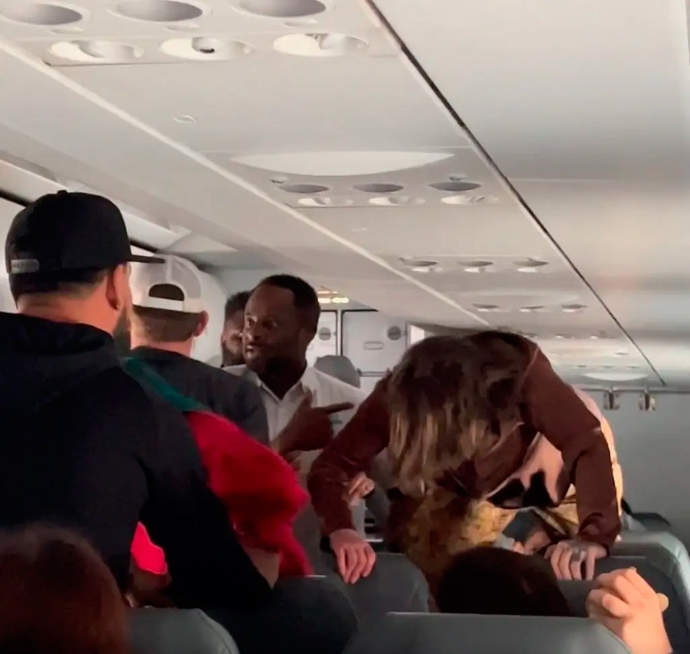 Passageira em surto dentro de aeronave nos EUA — Foto: reprodução/reddit