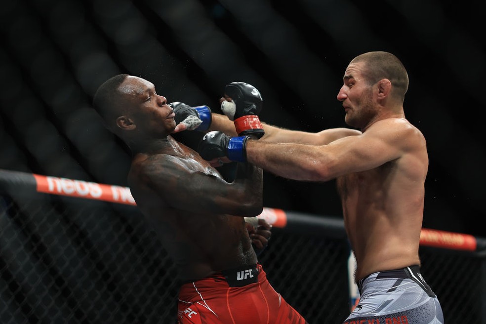 Sean Strickland acerta Israel Adesanya em disputa pelo cinturão do peso-médio do UFC, vencida pelo azarão Strickland — Foto: Getty Images